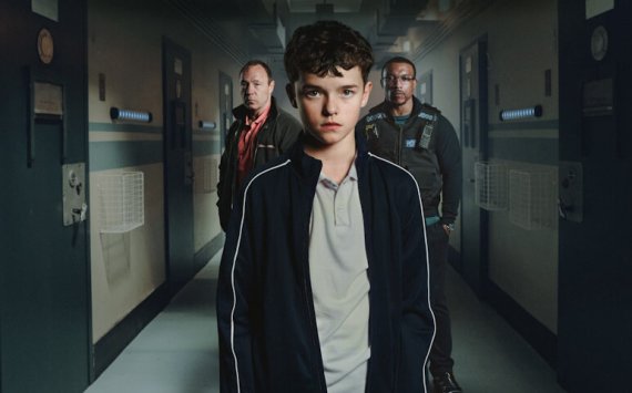 Adolescence: quando l’illusione del realismo diventa intrattenimento travestito da trauma