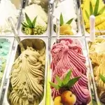 Vaschette di gelato variopinte